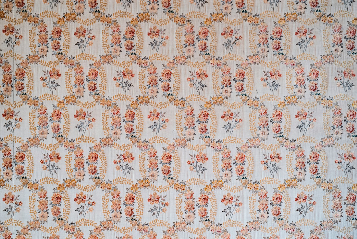 Floral wallpaper pattern